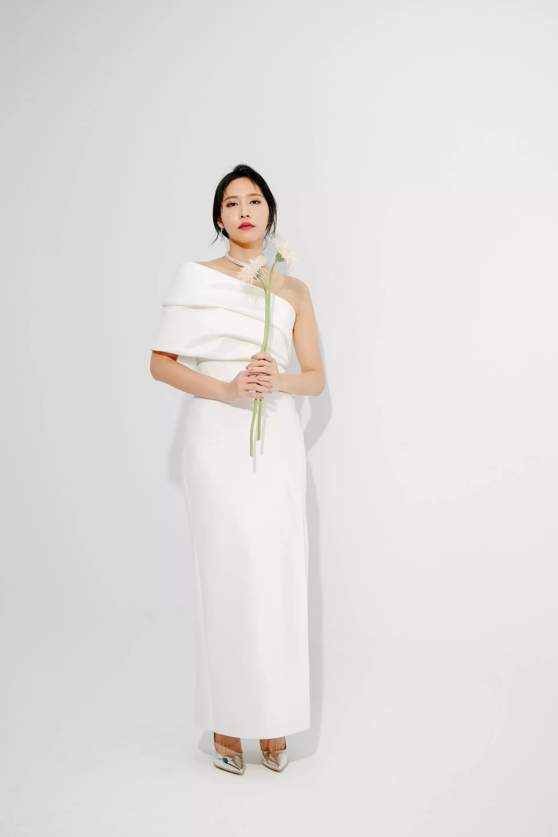 斜肩開衩白色緞面禮服-2-2024Collection