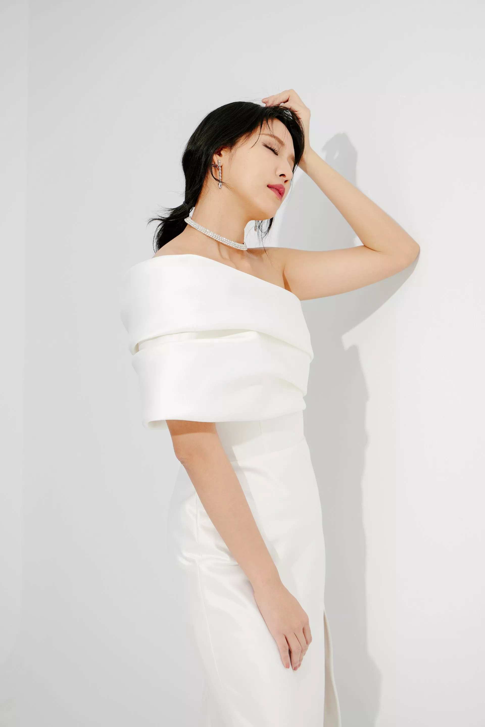 斜肩開衩白色緞面禮服-5-2024Collection