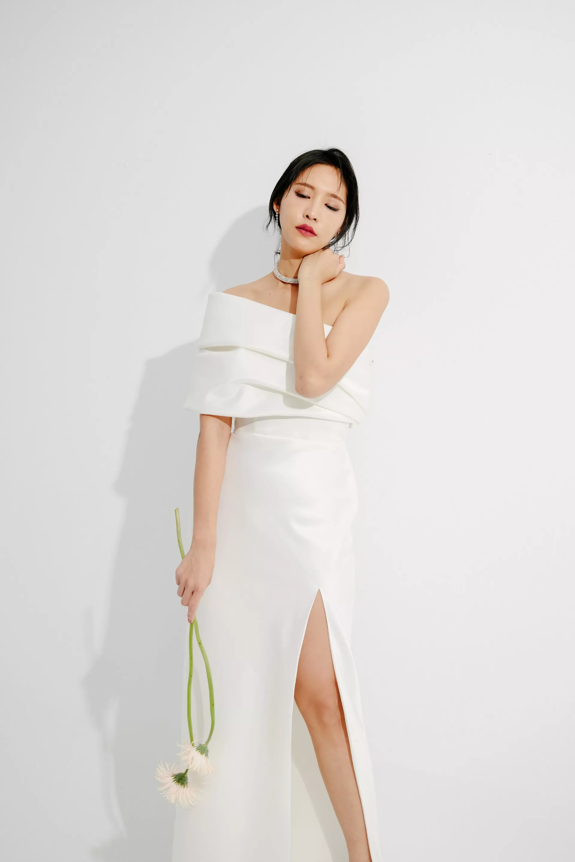 斜肩開衩白色緞面禮服-1-2024Collection