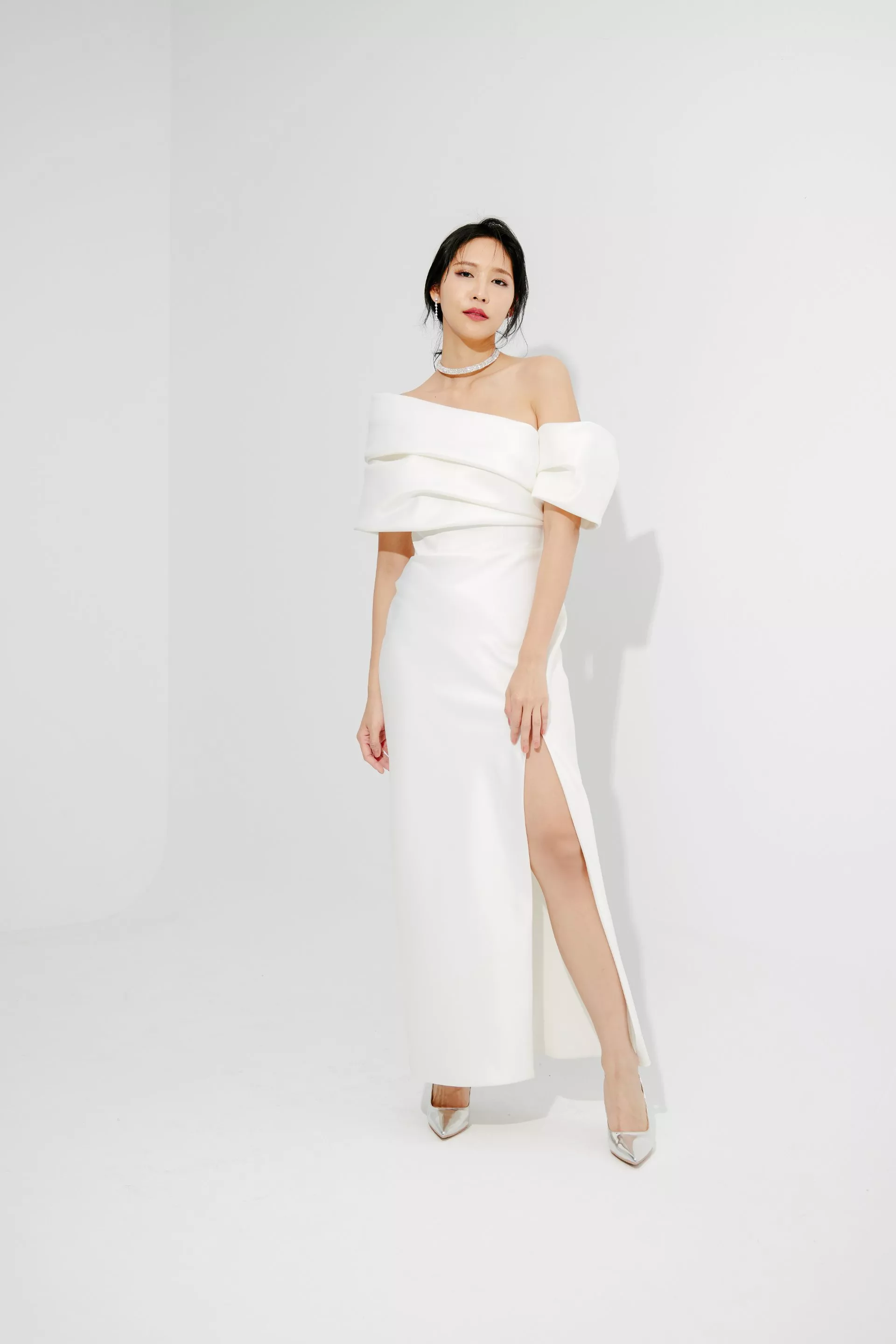 不對稱袖開衩白色緞面禮服-1-2024Collection