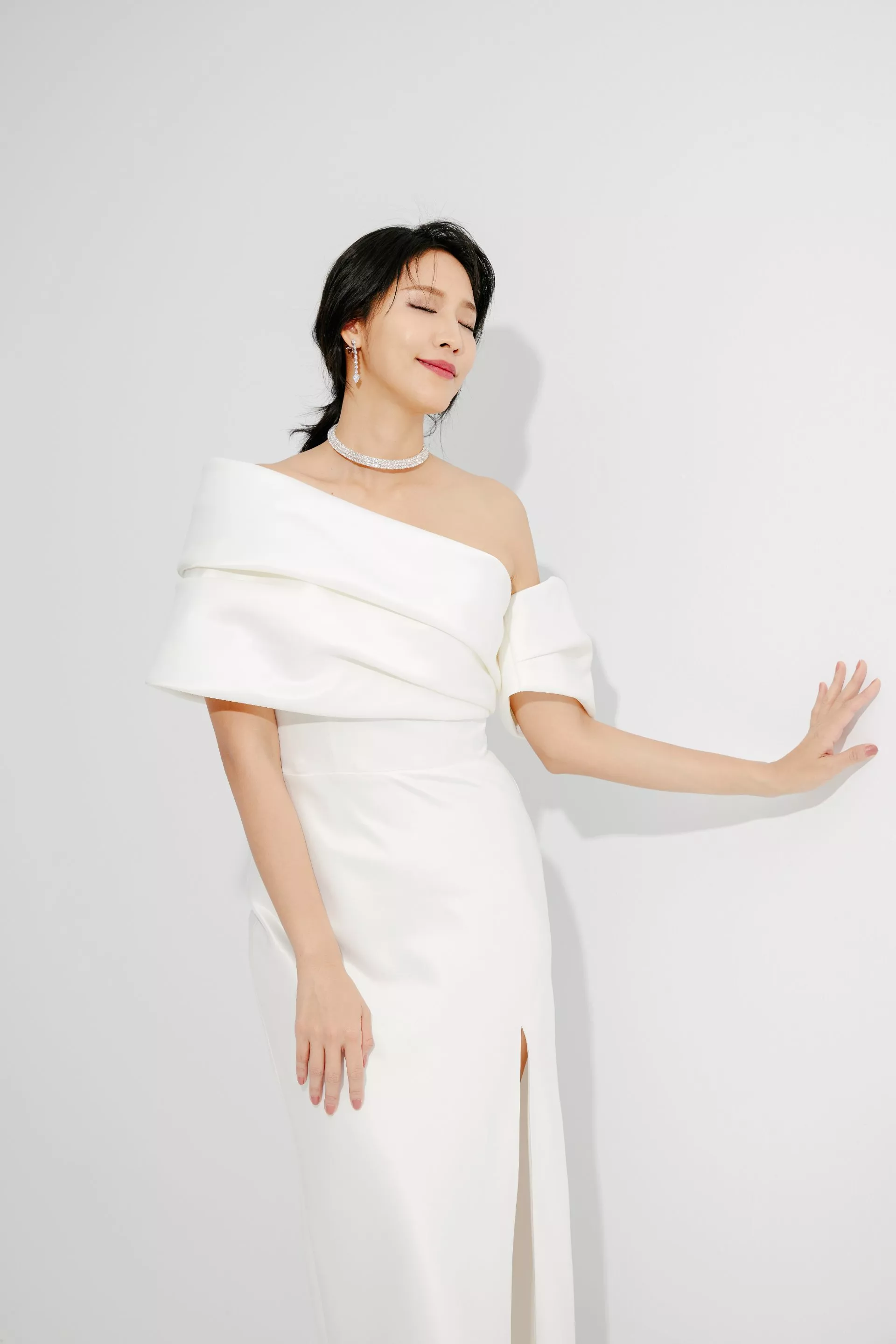 不對稱袖開衩白色緞面禮服-4-2024Collection